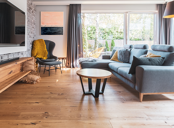 Dřevěná podlaha v obýváku