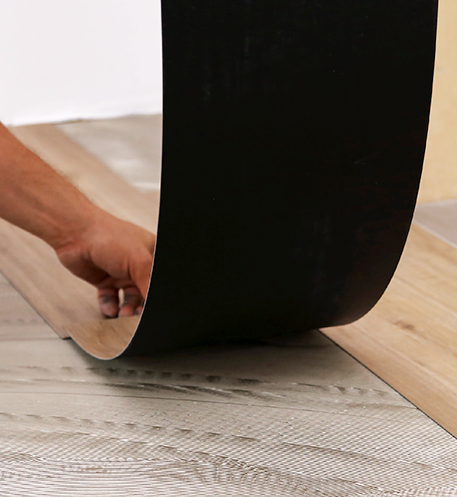 Pokládka vinylové podlahy: Proč se nebát lepidla