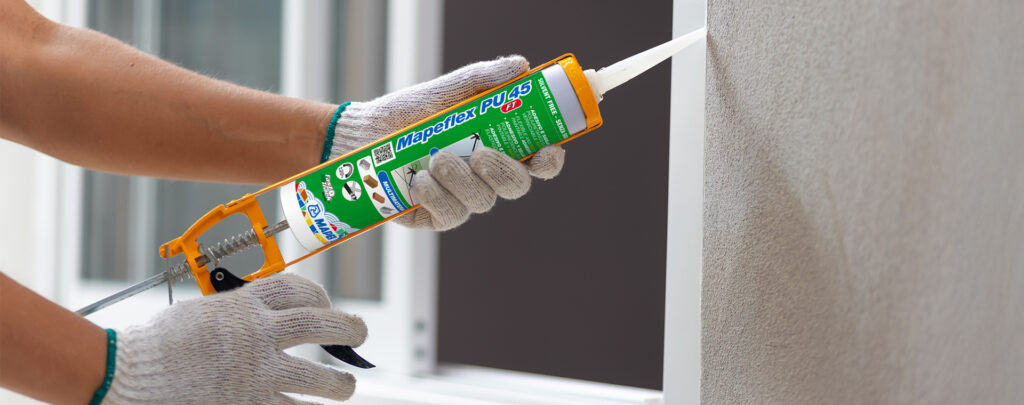 Detail aplikace tmelu Mapeflex PU 45 FT na fasádní spáru.